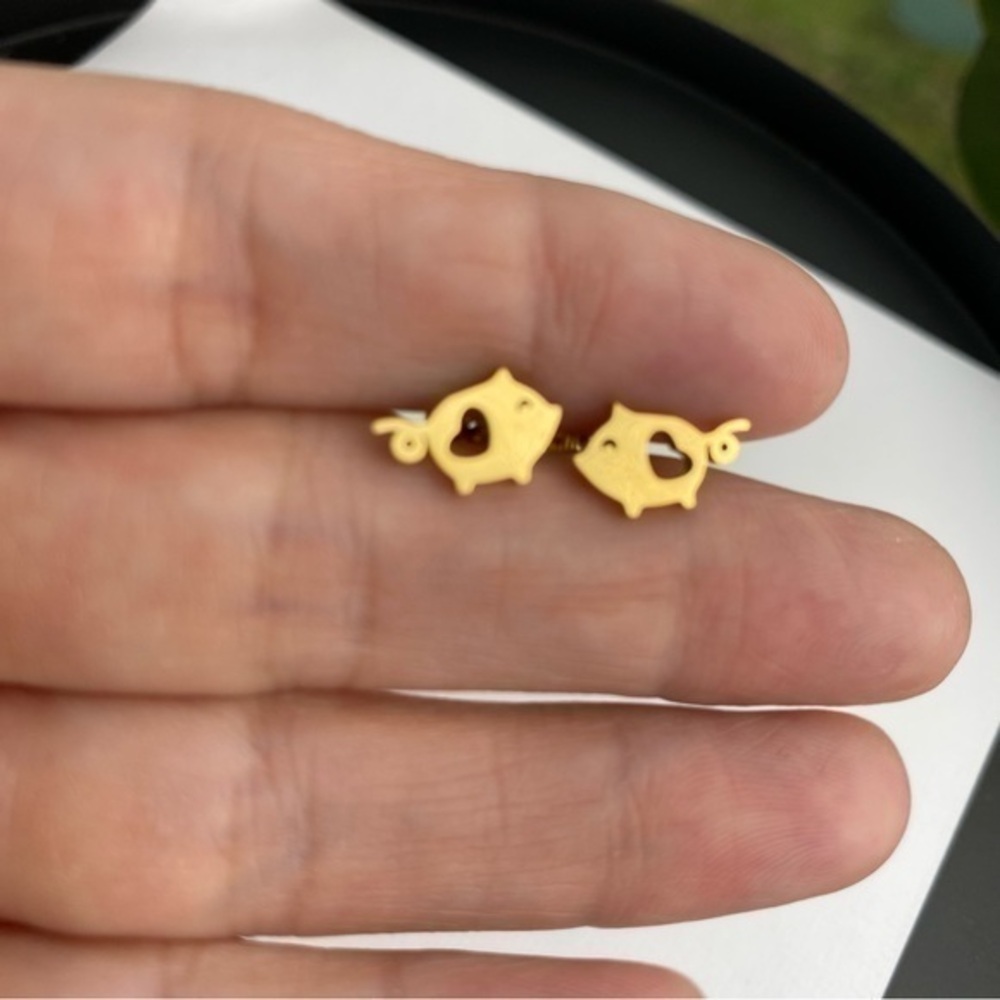 🆕 Stainless Steel pig minimalist stud earrings - gold tone